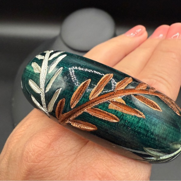 Pretty Emerald Green Etched Leaf Bangle Bracelet with Golden Yellow Interior - Picture 1 of 10